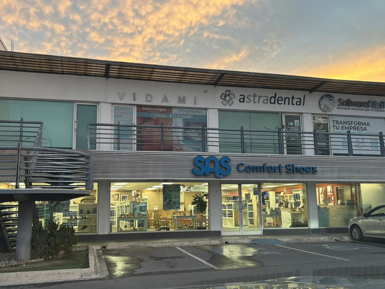 Plaza comercial donde se ubica el consultorio, con estacionamiento al frente