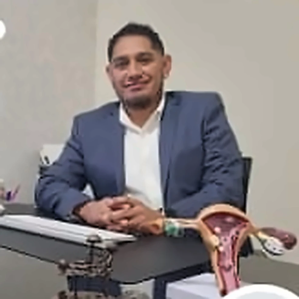 Dr. José Castro Jacobo, ginecólogo y obstetra, en su consultorio